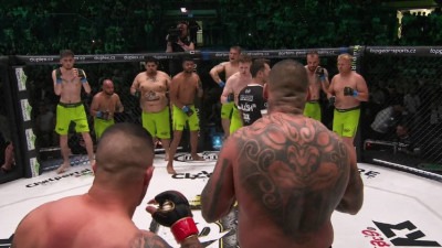 Video: Pogledajte ludu MMA borbu osmorice protiv dvojice; Završila je u pola minute