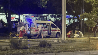 Nesreća tokom slavlja u Sarajevu: Mladić pao s krova auta, ljekari mu se bore za život