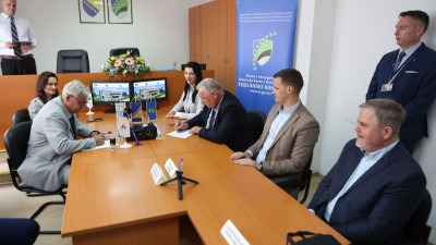 Foto: Potpisan ugovor za izgradnju nove zgrade Općinskog suda u Lukavcu