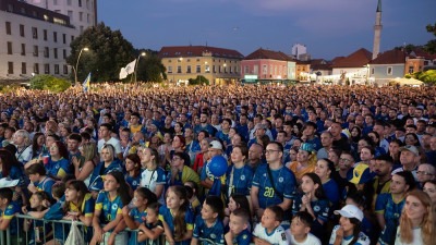 Zajedno bodrimo Zmajeve: Organizovano javno praćenje utakmice SAD-BiH na Trgu slobode u Tuzli