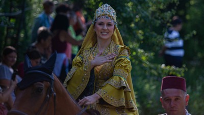 Foto: Svečani ispraćaj u Karau­li – Konjanici čuvaju tradiciju staru više od 500 godina
