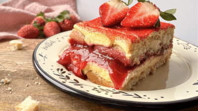Tiramisu s jagodama i bijelom čokoladom