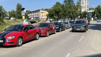 Protest autoškola u Tuzli: Instruktori traže zakonitu digitalizaciju, građani u gužvama