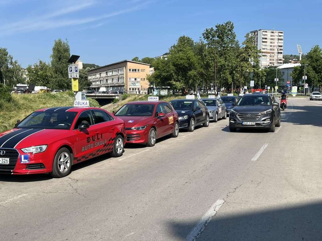 Protest autoškola u Tuzli: Instruktori traže zakonitu digitalizaciju, građani u gužvama