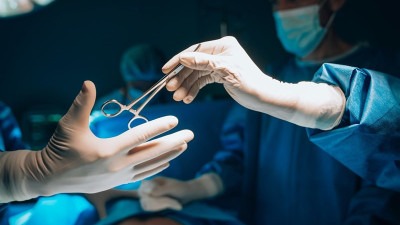 Novi korak u transplantacijskoj medicini: Kineski tim uspješno testirao presađivanje više svinjskih organa čovjeku