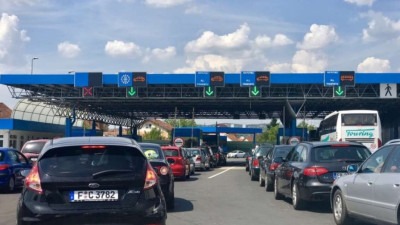 Na brojnim graničnim prijelazima pojačan promet vozila na izlazu iz BiH