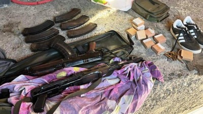 Foto: Akcija MUP-a na području TK i RS-a: Uhapšeno 13 osoba, pronađene puške, eksplozivne naprave i municija