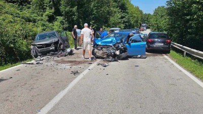Jedna osoba preminula, dvoje povrijeđenih, nakon sudaru tri vozila u Stuparima kod Kladnja