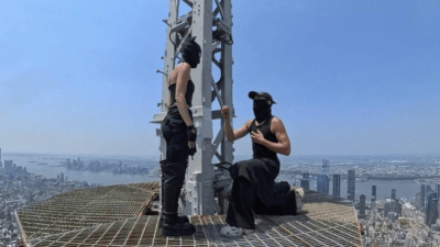 Video: Par se bez zaštitne opreme popeo na vrh Empire State Buildinga: Razvili transparent, zaručili se pa uhapšeni