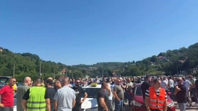 Tuzlanski taksisti održali protest: Traže više stajališta i uređeniji sistem; Ministar Žilić izašao sam pred taksiste: ‘Nisam danas došao da pričam kako ćemo to riješiti nekad. Riješit ćemo ovo u narednih sedam dana’