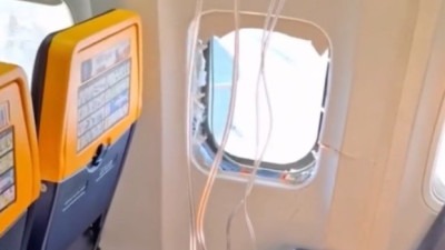 Putnik zamalo ispao iz aviona Ryanaira nakon što je pukao prozor