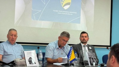 Foto: U BKC Tuzla promovisan Zbornik izjava svjedoka genocida u Srebrenici