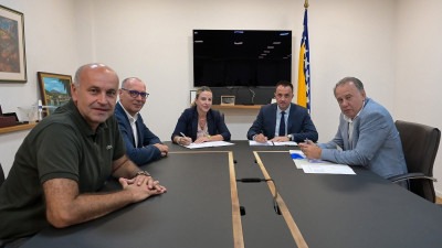 Foto: Za topliju i čišću Tuzlu; Potpisan ugovor vrijedan 1,8 miliona KM; Ministar Lakić: ‘Tuzla i njeni građani to zaslužuju’