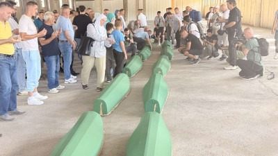 Tužna povorka s tabutima deset žrtava genocida stigla u Potočare