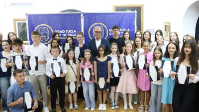 Foto: Grad Tuzla nagradio 134 učenika, studenta i sportistu za natprosječne rezultate
