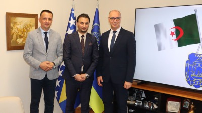 Foto: Gradonačelnik Lugavić ugostio ambasadora Narodne Demokratske Republike Alžir u BiH; Unapređenje saradnje i jačanje povezanosti između Tuzle i Alžira