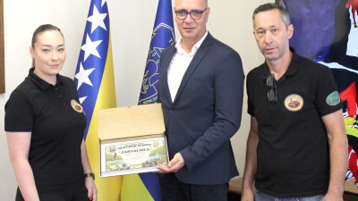 Foto: Predstavnici Oldtimer kluba Tuzla uručili zahvalnicu gradonačelniku Lugaviću