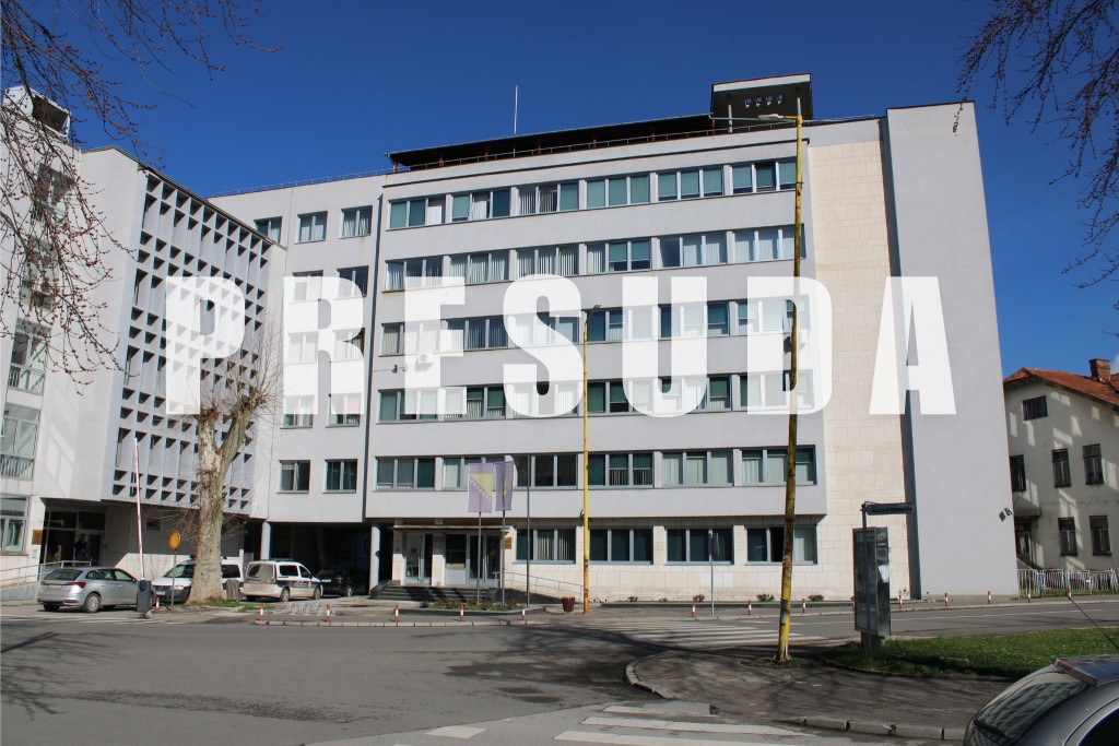 Kantonalni sud u Tuzli: Amel Šehić osuđen na 2 godine zatvora; Pijan zbog neprilagođene brzine udario u betonski stup rasvjete i sletio sa ceste, poginuo saputnik u vozilu, više osoba povrijeđeno