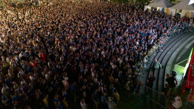Foto: Tuzla uz Zmajeve: Veliki broj građana okupio se na Trgu slobode da bodri reprezentaciju BiH