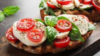 Tost s bosiljkom, mozzarellom i rajčicama. Brzi obrok gotov za 15 minuta