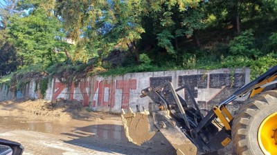 Usporen saobraćaj: Pukla vodovodna cijev, aktivirano klizište u istočnom dijelu Tuzle