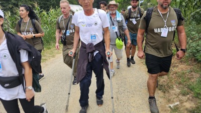 Mumin Korajac iz Živinica, 80-postotni ratni vojni invalid, uz pomoć dvije štake krenuo na Marš mira