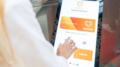 Pomozi.ba predstavio prvi ‘Dobromat’ u BiH, humanost na jedan dodir