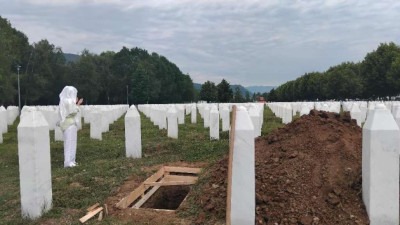 U Potočarima počelo kopanje mezara za deset identifikovanih žrtava genocida