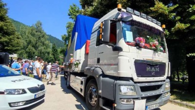 Ispraćaj posmrtnih ostataka 10 žrtava genocida u Srebrenici na putu ka Potočarima
