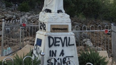 Vandalski napad u Međugorju: Oskrnavljeni Gospini kipovi, zapaljen vanjski oltar, policija traga za počiniocem