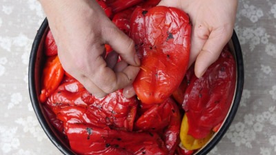 Pečene paprike ljušte se puno lakše uz jedan jednostavan trik