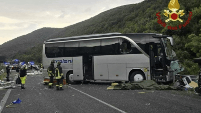 Dramatično: U sudaru kampera i autobusa poginulo šestero ljudi, deseci povrijeđenih