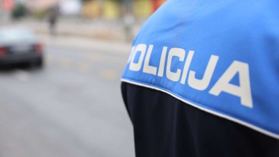 Policajac van dužnosti motorom udario u grupu pješaka, jedna osoba poginula