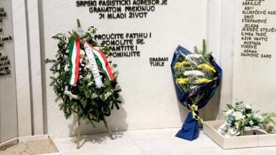 Foto: Uoči utakmice BiH i Italije, ambasadorica Italije odala počast žrtvama Kapije