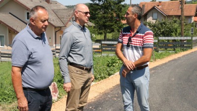 Foto: U Mjesnoj zajednici Husino završeni radovi na sedam putnih pravaca, uskoro i novi trotoar