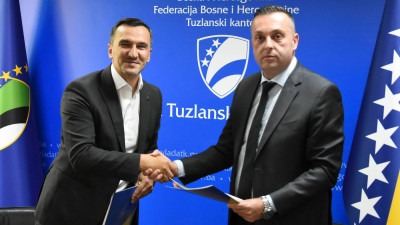 Foto/Potpisan sporazum: Penzionerima u Tuzlanskom kantonu po 100 KM jednokratne pomoći; Obuhvaćeno više od 39.000 korisnika