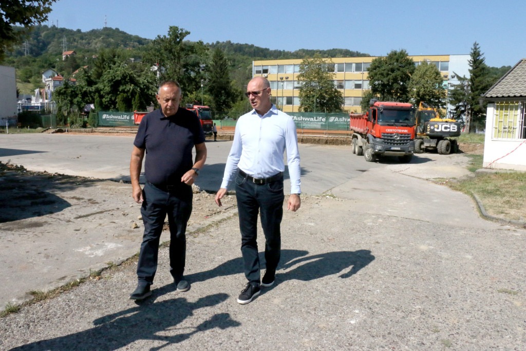 Foto: U toku radovi na uređenju prostora kod Univerziteta u Tuzli – uskoro 80 novih parking mjesta