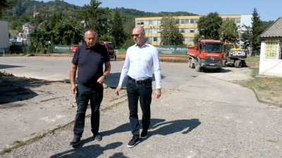 Foto: U toku radovi na uređenju prostora kod Univerziteta u Tuzli – uskoro 80 novih parking mjesta