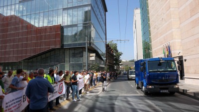 Foto: Protestna vožnja profesionalnih vozača iz BiH kroz Sarajevo, okupili se ispred Delegacije EU