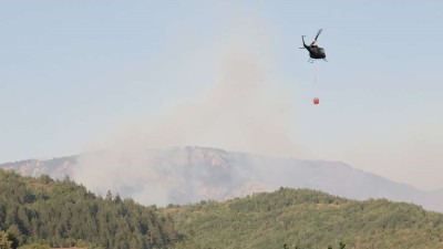 Helikopter OS BiH od ranih jutarnjih sati gasi požar na području Konjica