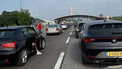 Duge kolone putničkih vozila na izlazu iz BiH na graničnim prijelazima Izačić, Ivanica, Deleuša…