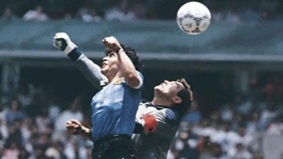 Maradonina lopta ‘Božja ruka’ prodata na aukciji za 3,35 miliona dolara