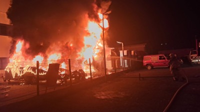 Foto: Pričinjena velika materijalna šteta; Izbio požar u krugu firme u Vitezu koja proizvodi jahte i kamp prikolice