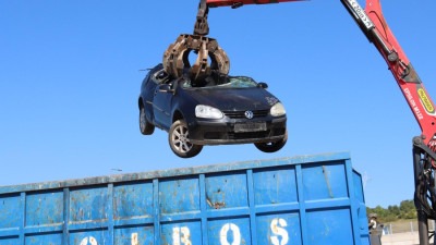 Foto: MUP KS krenuo u uništavanje oduzetih vozila: Među njima i ona višestrukih saobraćajnih prekršilaca