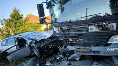 Teška nesreća kod Kalesije: Sudarili se automobil i kamion, tri osobe povrijeđene