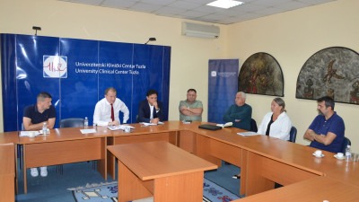 Foto: Menadžment UKC-a Tuzla sa predstavnicima roditelja i udruženja o iznalaženju rješenja za problem deficita neuropedijatara na Klinici za dječije bolesti
