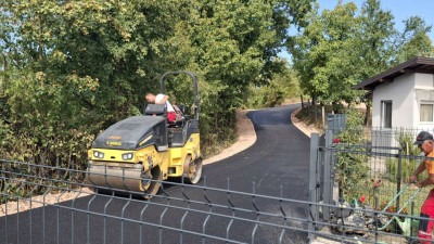 Foto: Završena sanacija i asfaltiranje puteva na tri lokacije u Tuzli; Počinju radovi na održavanju postojećih dječijih i sportskih igrališta na području grada Tuzle