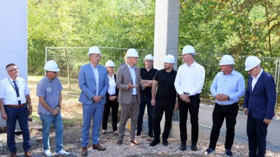 Foto: Vlada TK posjetila JU OŠ ‘Živinice Gornje’, jedno od devet gradilišta školskih sala