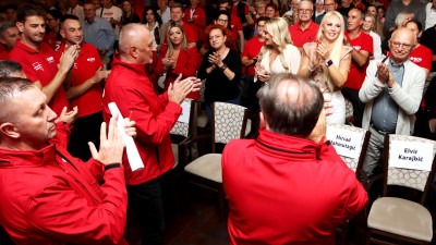 Foto: Zenica je crvena: SDP BiH nudi platu od 1.500 KM i penziju od 1.000 KM