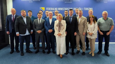 Foto/Ministrica Pozder s predstavnicima 15 lokalnih zajednica potpisala ugovore: Više od 1,24 miliona KM za projekte zaštite okoliša i razvoja turizma